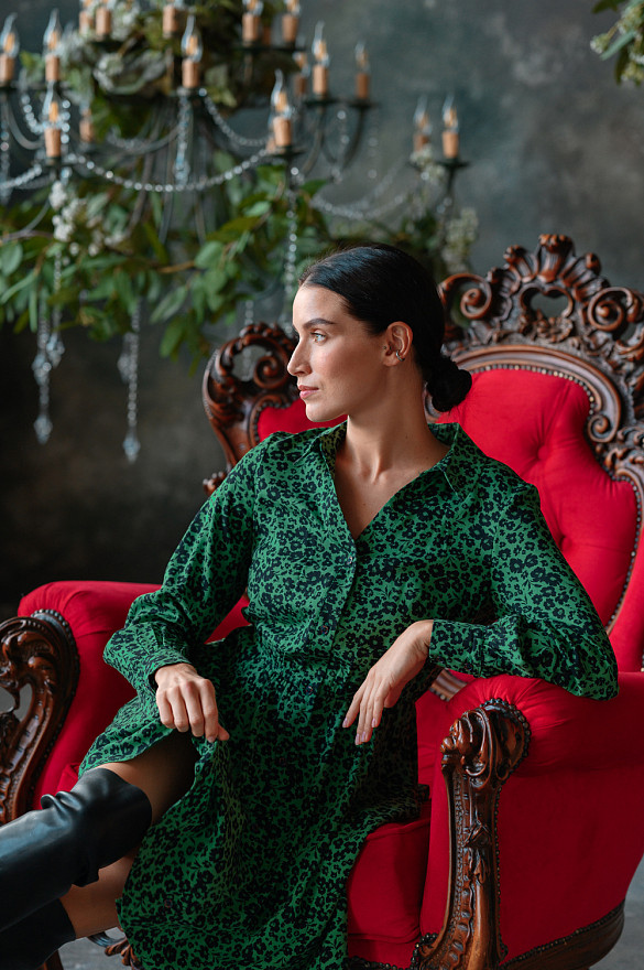 Зелёное миди-платье свободного кроя 