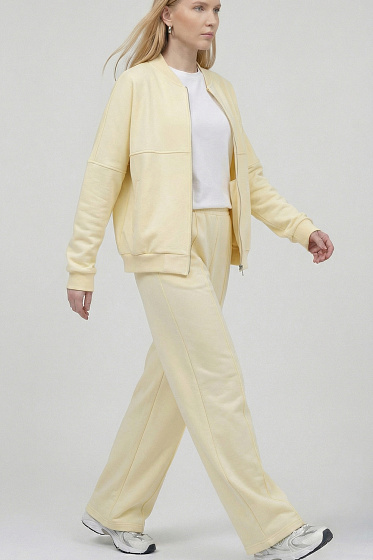 Elegant leisure set: relaxed zip-up sweatshirt with structured pockets and elastic-waist trousers with side pockets. Minimalist design and tailored fit create a modern, stylish look for city and home.