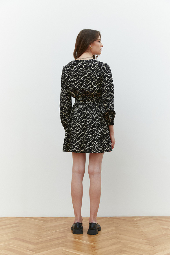 Чорне вільне плаття-міні з резинкою на талії