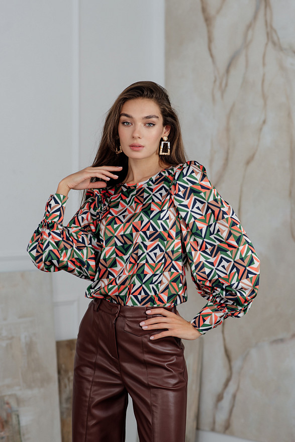 Шелковая блуза с объемным рукавом