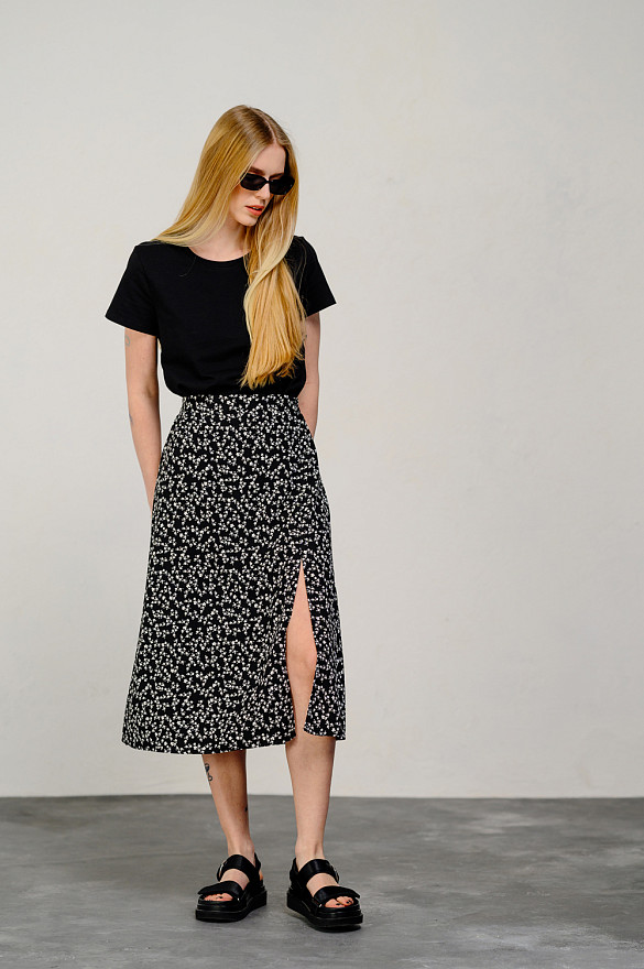 Черная юбка с поясом на резинке и разрезом