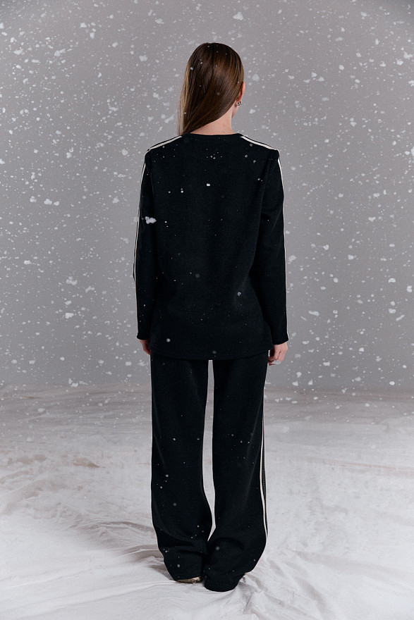 Теплый прогулочный костюм с лампасами в черном цвете