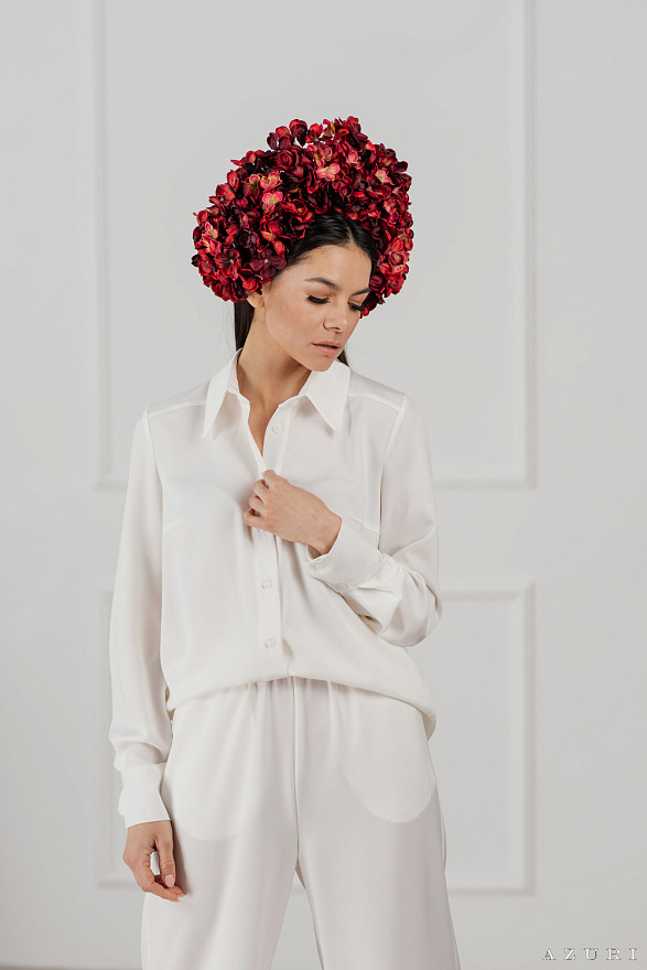 Білий шовковий костюм