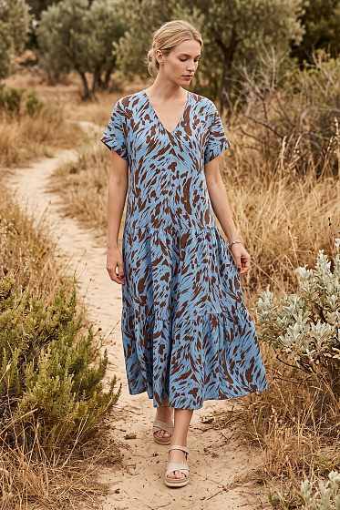 Midi dress with a V-neck and accent ruffles at the hem. Dropped shoulders and cuffed sleeves create a modern, relaxed silhouette. The model can be easily combined with heels or minimalist sandals, suitable for everyday and evening looks.