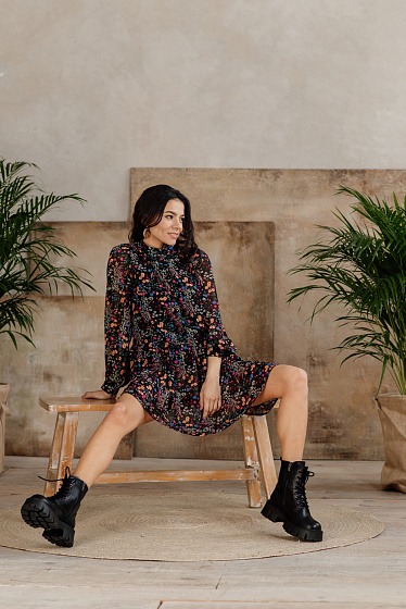 Шифонова сукня в квітковий принт. Вільний крій. Спереду планка з ґудзиками, комір стійка, об'ємний, вільний рукав зі збіркою, знизу манжет і ґудзики.