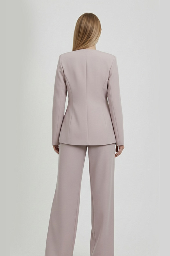 Пудрово-розовый приталенный жакет