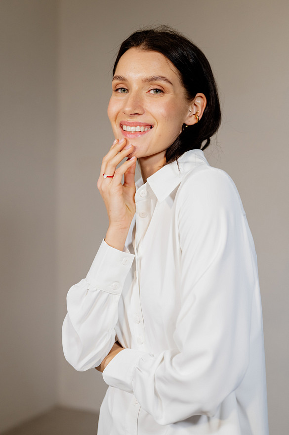 Ніжна молочна блуза з довгим рукавом