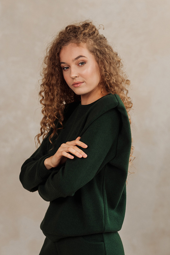 Зеленый костюм с объемными плечами