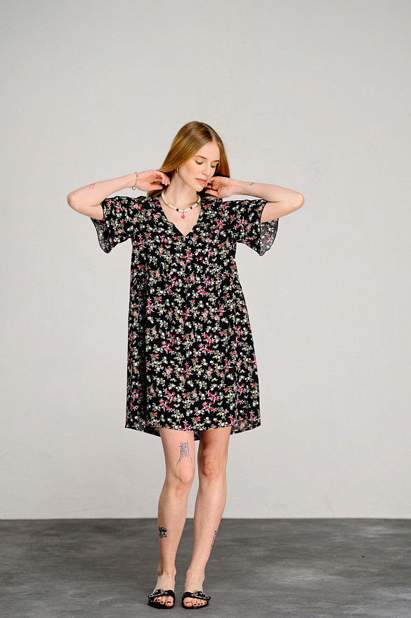 Чорна сукня-трапеція з V-подібним вирізом