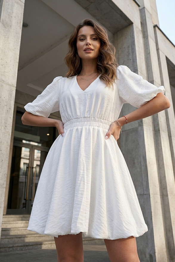 Milky mini dress made of crinkled fabric with a V-neck and a balloon skirt