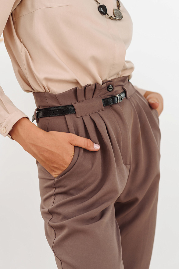 Брюки с высокой талией и поясом