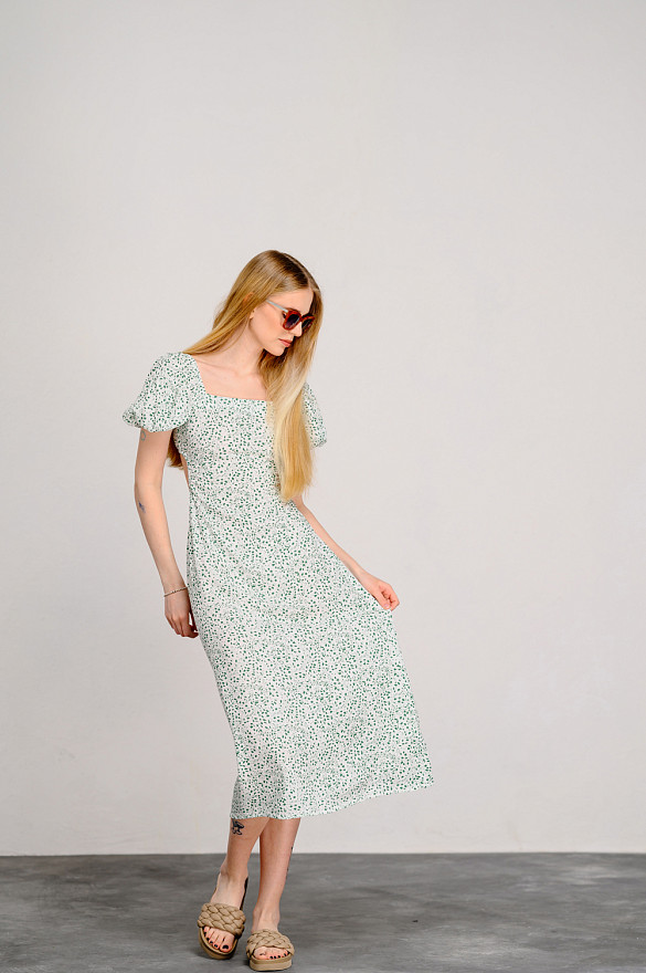 Біла сукня з фігурним вирізом на спині