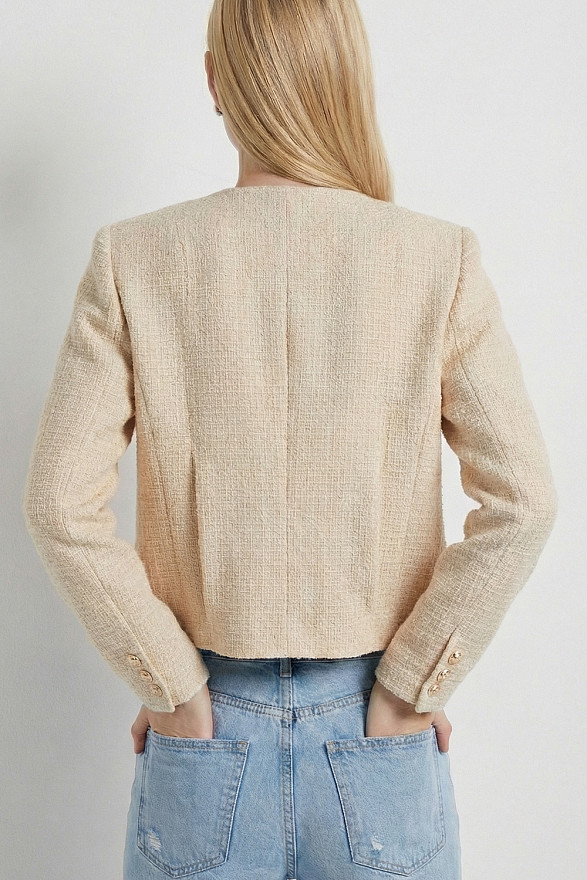 Кремовий укорочений жакет із золотими гудзиками та складками на спинці