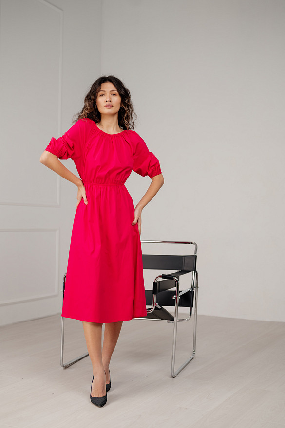 Сезонное платье-миди свободного кроя в ярком цвете 