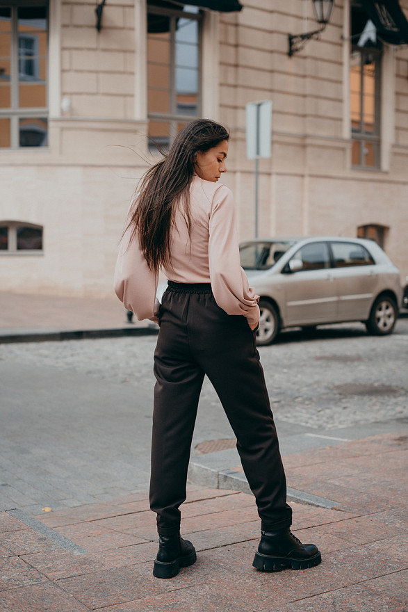 Коричневі штани середньої посадки