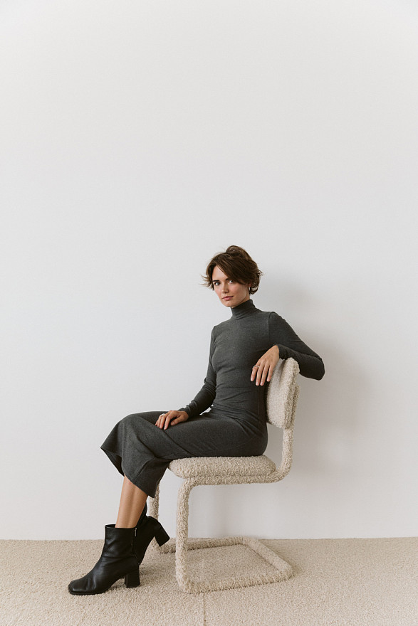 Силуетна сукня-міді з довгим рукавом графітового кольору.