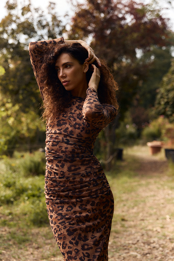 Бежева приталена сукня з принтованої сітки