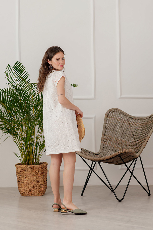 Короткое платье с ажурной вышивкой