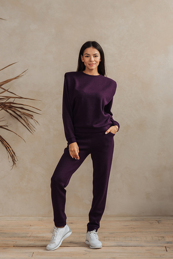 Tracksuit with shoulder pads