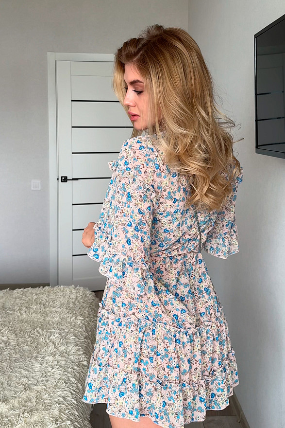 Персиковое шифоновое платье