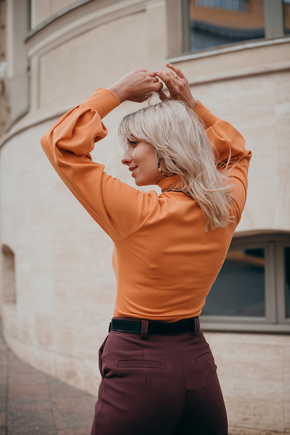 Трикотажный гольф с объемным рукавом