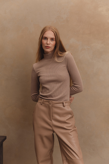 Элегантный и удобный мягкий гольф из трикотажа с длинными рукавами и стойкой. Подходит для повседневной носки и офисных образов. Отличный выбор для стильных и комфортных зимних нарядов.