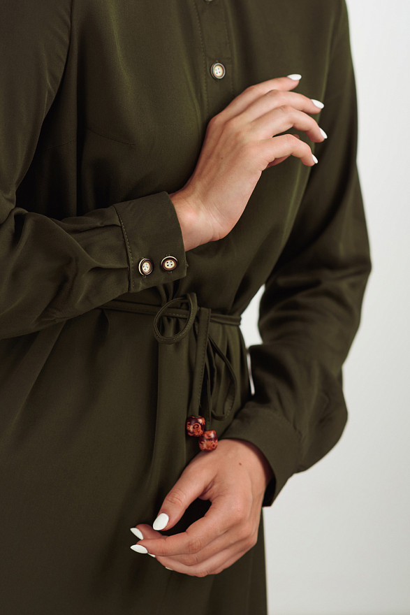 Платье хаки с завязками на талии