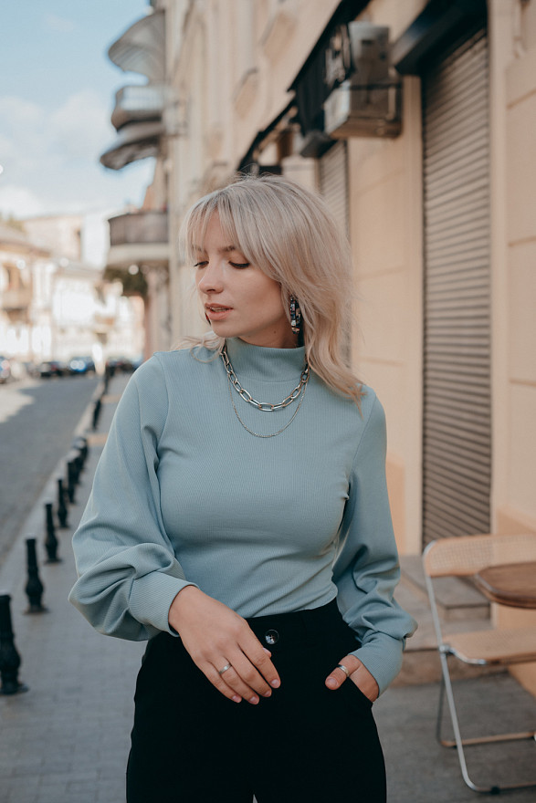 Свитер цвета тиффани с объемным рукавом