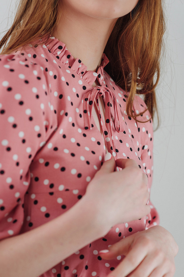 Розовое платье в горошек