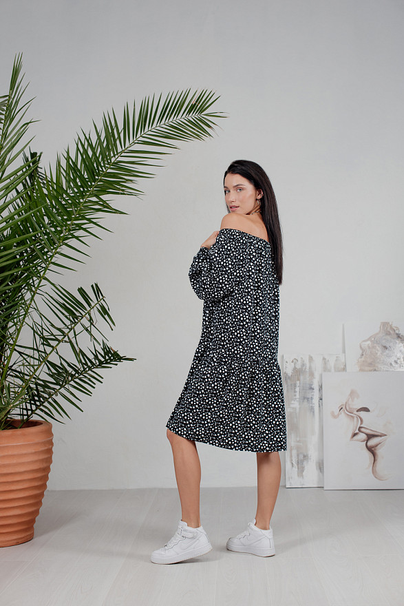 Черное платье свободного кроя с резинкой по горловине