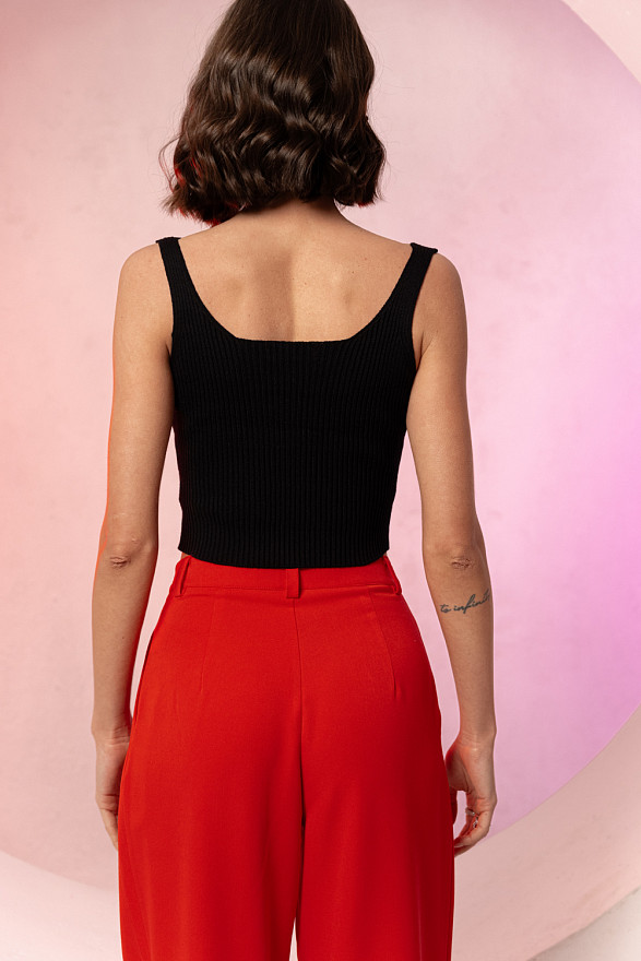 Чорний трикотажний топ з глибоким вирізом