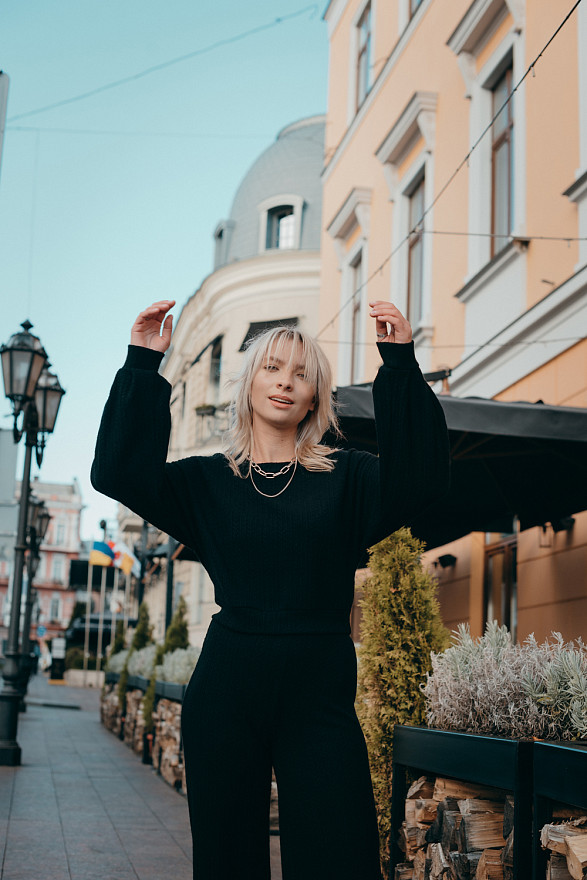 Knitted black trousers with elastic band 