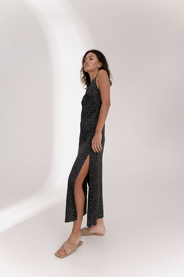 Чорна шовкова сукня-міді у білизняному стилі