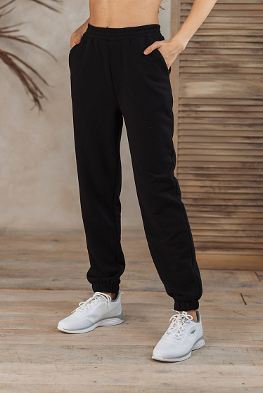Sweatpants, elasticated waistline and trousers, side pockets.