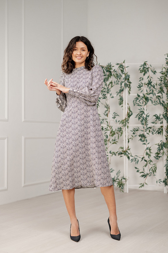 Сукня з коміром-стійкою з ніжними рюшами