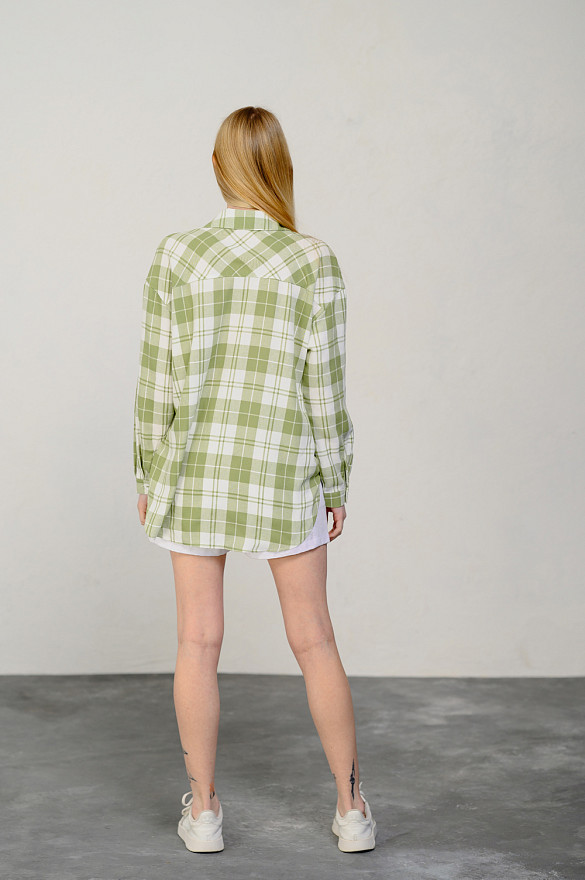 Удлиненная рубашка оверсайз в оливковом цвете