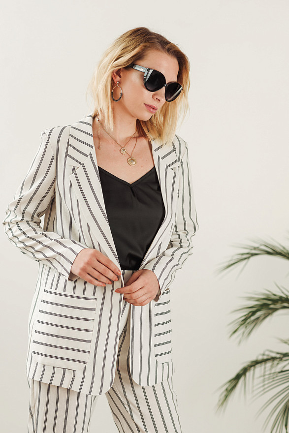 Белый летний пиджак в полоску
