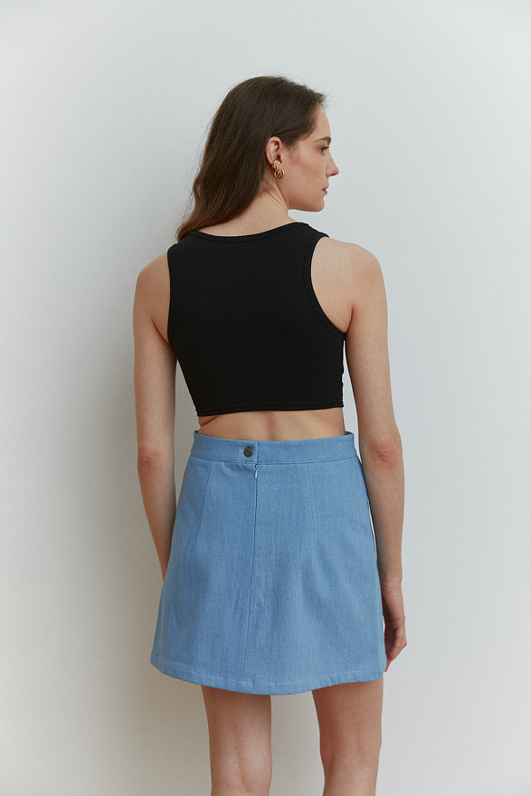 Голубая джинсовая мини-юбка с элегантными разрезами спереди