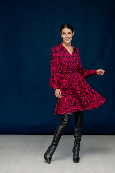 Relaxed casual dress with an elasticated waist. Flared skirt above the knee. Turn-down collar with a V-shaped neckline and a fastener with buttons on a figured, detachable level. Long sleeves with gathered hem and buttoned cuffs.