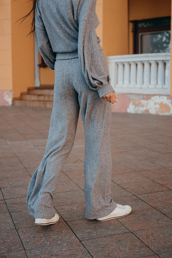 Серые вязаные расклешенные брюки