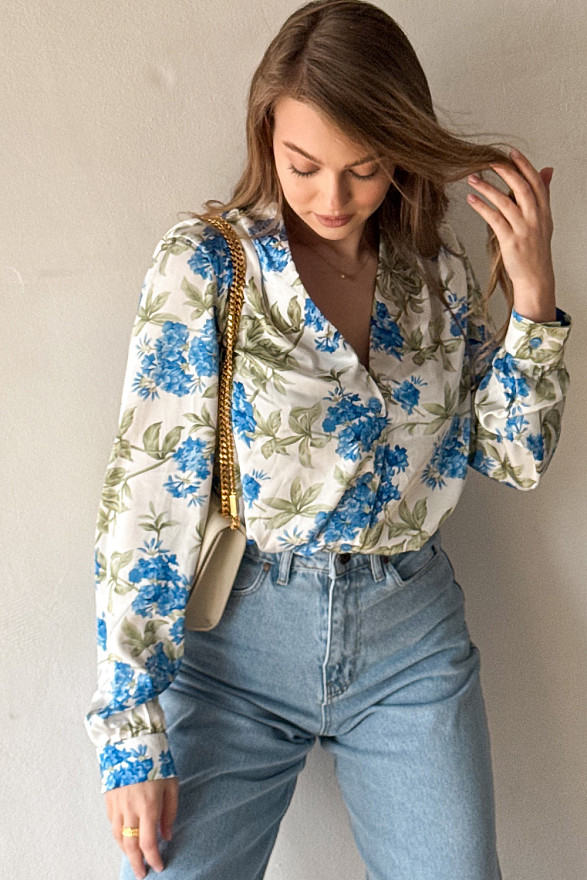 Loose light blue shirt with stand-up collar