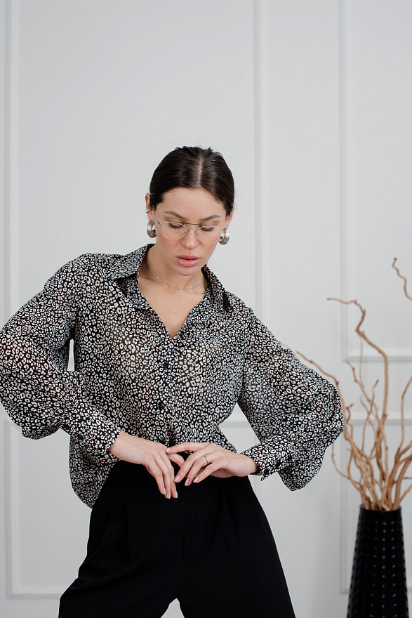 Chiffon blouse with puffed sleeves