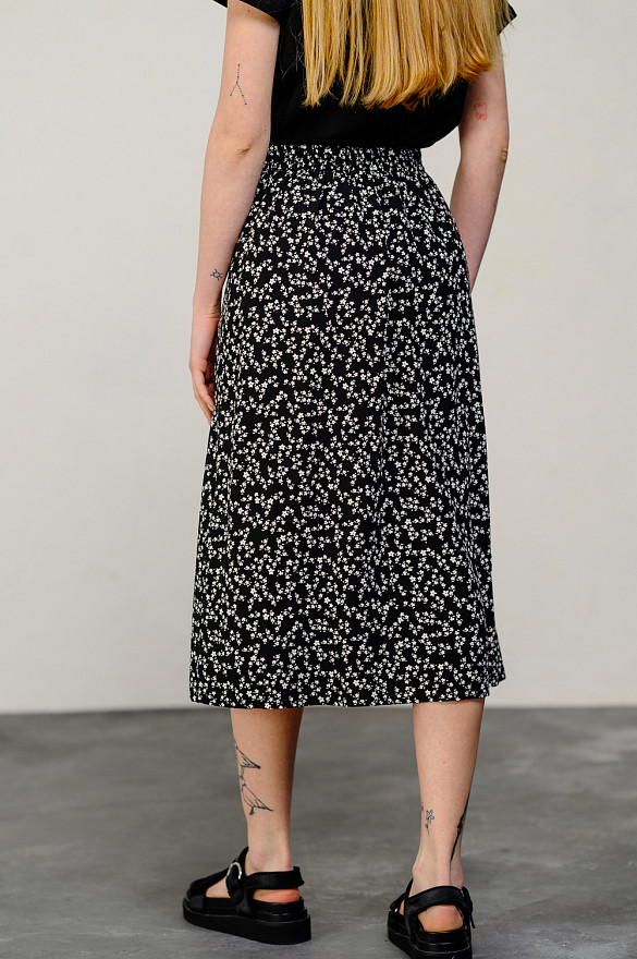 Черная юбка с поясом на резинке и разрезом