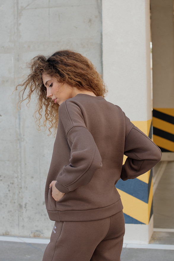 Warm sweatshirt with side pockets 