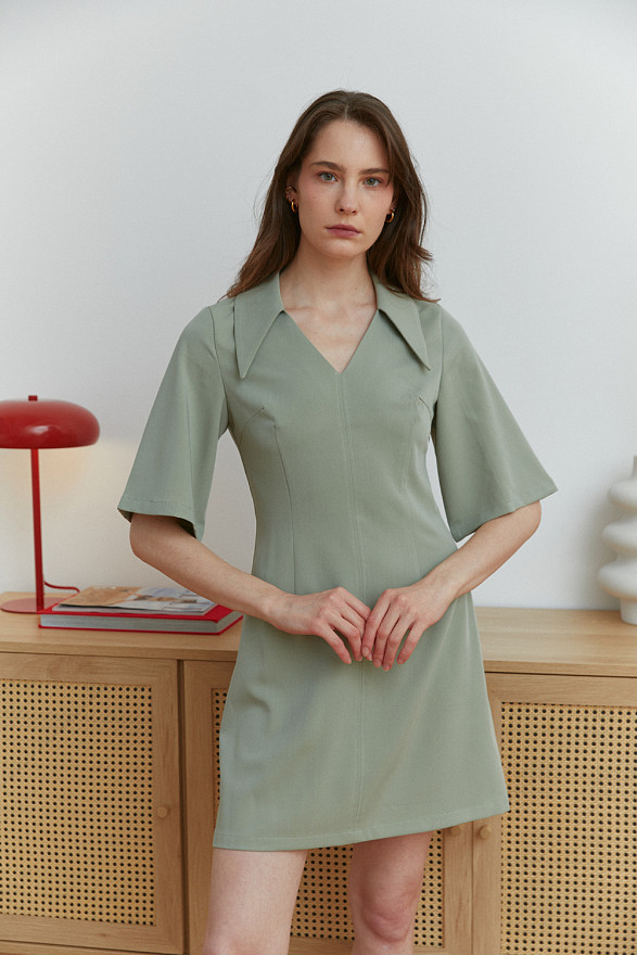 Оливкова напівприталена сукня-міні з V-подібним вирізом та гострокутним коміром