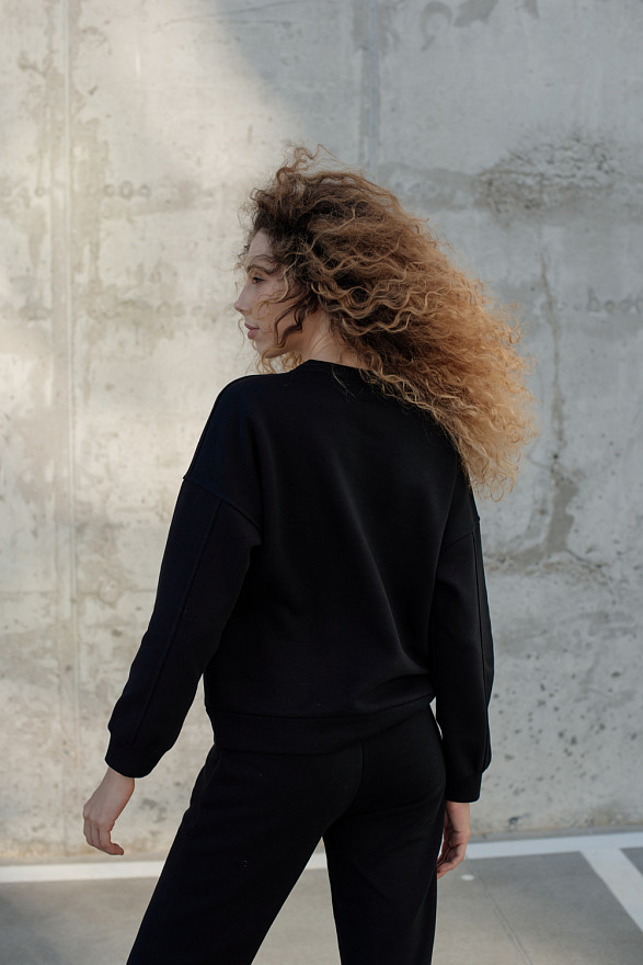 Чорний світшот з написом і кишенями