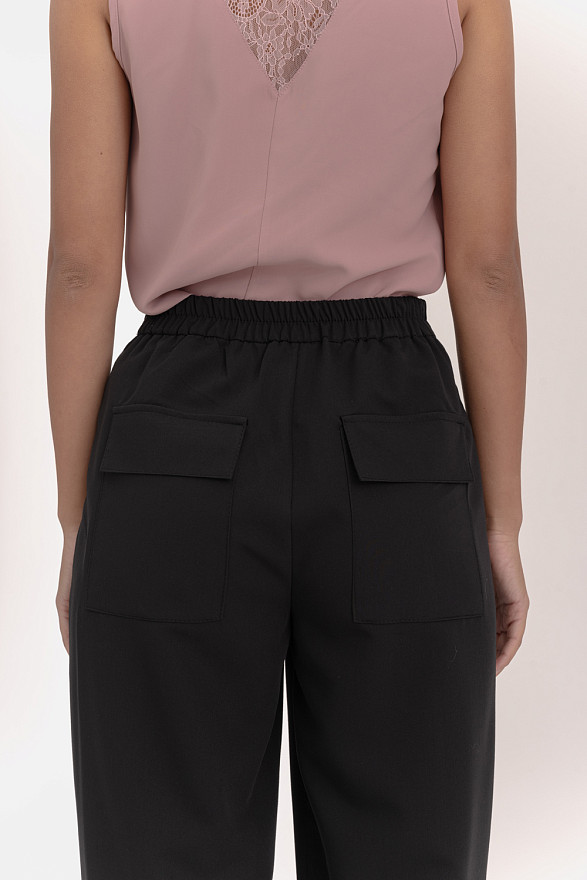 Черные брюки с поясом на резинке и защипами по низу