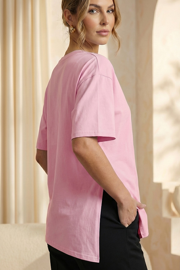 Pink asymmetrical loose t-shirt with a slit and a brooch