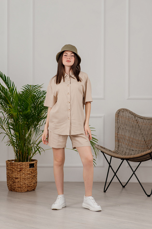 Бежевый летний льняной костюм