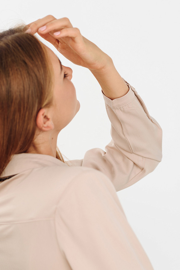 Бежевая блузка с объемными плечами